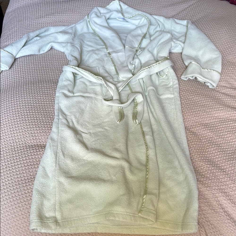 Miss Elaine Bathrobe size small